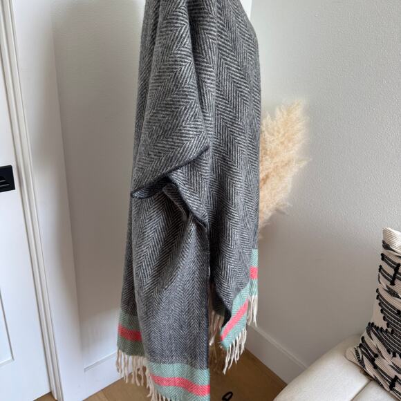 Boutique Gray Herringbone Print Soft Knit Shawl Tunic Poncho Fringe Wrap - Picture 4 of 8